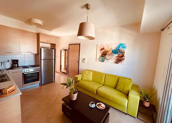 Central & Comfortable, With Acropolis View